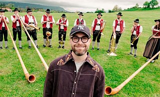 Auch sie stimmen auf die EM mit ein: Alphornbläser in Mark Forsters Video zu «Wenn du mich rufst». - Justin Bässler/Check your head/dpa