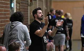 Applaus für die Mannschaft: Jasmin Baltic hat in zwei Jahren die Oberliga-Handballer des VfL Mennighüffen hervorragend weiterentwickelt. - Jürgen Krüger