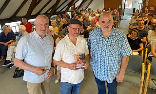 Eine neue Form der Lesung veranstaltete Horst Biere (l.), Vorsitzender des Heimatvereins, im Saal des Bürgerhauses. Bestsellerautor Karl Banghard (Mitte) wird von Krimiautor Jochen Peters über das Buch und die Geschichten drumherum befragt. - Gunter Held