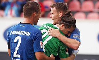 Uwe Hünemeier (l.) und Jannis Heuer bedanken sich nach Spielschluss bei ihrem Torhüter Jannik Huth, der mit einer starken Leistung maßgeblich zum Punktgewinn in Heidenheim beigetragen hat. - imago images/Sportfoto Rudel