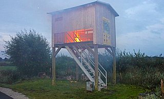 Teile der Aussichtsplattform am Versmolder Bruch in Flammen: Das Feuer wurde offenbar absichtlich gelegt. Die Polizei sucht Zeugen. - Polizei Gütersloh