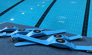 So sehen die Armbänder aus, die die Schwimmdaten erfassen. - Stadt Paderborn