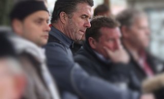 Am Spielfeldrand.: Ulrich Mehrmann (2. v. l.) besuchte auch nach seiner Trainertätigkeit immer wieder Fußballspiele seiner ehemaligen Klubs. - Stefan Hageböke