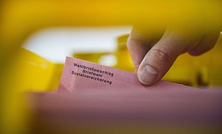 Bei der diesjährigen Sozialwahl gibt es einige Besonderheiten. - picture alliance / Lino Mirgeler/dpa