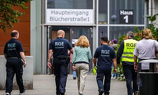Gegen den festgenommenen 17-Jährigen gibt es nach dem Angriff in einem Berufskolleg noch weitere Verdachtspunkte. (Archivbild) - Christoph Reichwein/dpa