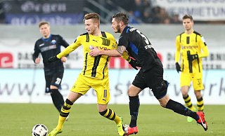 Am 17. Januar 2017 kam es in einem Testspiel in der Benteler-Arena zum bislang letzten Duell zwischen dem SCP und dem BVB. Christian Strohdiek (r.) stoppt in dieser Szene den BVB-Star Marco Reus mit unfairen Mitteln. - imago/Thomas Bielefeld