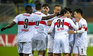 Der VfB Stuttgart setzte sich spät in Paderborn durch. - David Inderlied/dpa