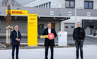 Schlüsselübergabe am neuen DHL-Standort: (v.l.n.r.) René Karl, Bauleiter Bremer AG, Bernd Jungholt, Geschäftsführer Bremer Projektentwicklung, Gert Hornig, Niederlassungsleiter Deutsche Post DHL Group, Rick Mädel, Geschäftsführer Hagedorn Revital, Heiko Riedel, Abteilungsleiter Deutsche Post DHL Group. - B. Meinhardt / Hagedorn