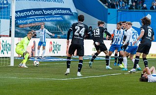 Marco Schuster überwindet Torwart Jonas Kersken, es ist in der 34. Minute das Führungstor für den FC Hansa gegen Arminia Bielefeld. - IMAGO/Andy Bünning