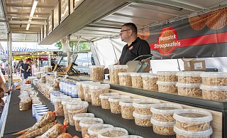 Auf dem Hollandmarkt gibt es Spezialitäten, die sonst nur schwer zu bekommen sind, wie die „Stroopwafels“ am Stand von Wensiek. - Jona Steffmann