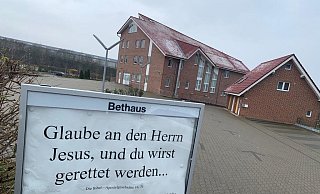 In dem Bethaus in Borchen haben sonst 200 Gemeindemitglieder Platz. Derzeit sind nur 60 erlaubt. - Jens Reddeker