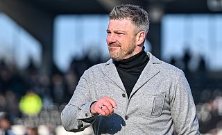 Beim 2:0-Sieg in Ulm trug Lukas Kwasniok einen grauen Mantel und einen dunklen Rollkragenpullover. Der Trainingsanzug bleibt beim SCP-Coach derzeit im Schrank. - Imago Images