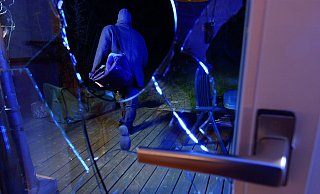 Ein Dieb kommt auf diesem Symbolbild unerkannt davon. Im vergangenen Sommer verübte eine litauische Bande im Kreisgebiet 30 Einbrüche – allein elf in Bad Oeynhausen. - www.nicht-bei-mir.de