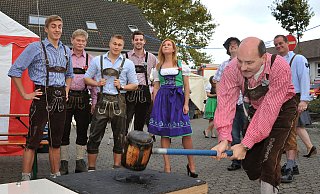 Zünftig in Lederhosen und im Dirndl: Der Löschzug Schweicheln der Freiwilligen Feuerwehr lädt zum Oktoberfest ein. - Jenniches