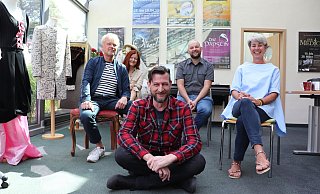 Klaus Wulfheide (v.l.), Angèle Reker, Guido Erlenkötter, Michael Altemark und Bettina Wulfheide sitzen vor den Plakaten der bisherigen Musical-Produktionen - sechs sind es inzwischen. - Marion Pokorra-Brockschmidt