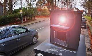 Zugeschlagen: Bielefelds mobile Blitzer spülen der Stadt viel Geld in die Kasse. - Sarah Jonek (Archivbild, Fotomontage)