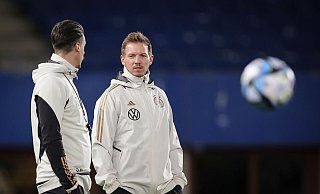 Bundestrainer Julian Nagelsmann (r) stellt Kai Havertz auch gegen Österreich als linken Außenverteidiger auf. - Christian Charisius/dpa