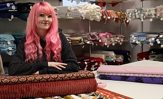 Maria Gazenbiler hat das Stoffgeschäft an der Fiemerstraße in Kirchlengern 2023 übernommen. Bis heute finden Kunden dort mehr als 1.000 verschiedene Stoffe. - Shannon-Lee Bendig