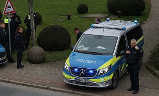 Polizeibeamte im Einsatz nahe der Herforder Innenstadt. Hier wurde ein Mann schwer verletzt. - Claus Frickemeier