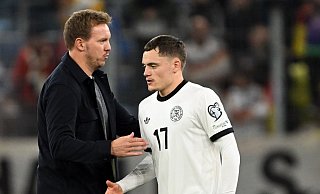 Julian Nagelsmann hält zu Florian Wirtz (r). (Archivbild) - Federico Gambarini/dpa