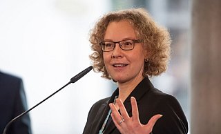 Vize-Fraktionschefin Julia Verlinden (Bündnis 90/Die Grünen) bei einer Pressekonferenz. Die Grünen wollen nach dem Kompromiss im Verbrenner-Streit in der Steuerpolitik andere Schwerpunkte setzen als FDP-Bundesfinanzminister Lindner. - Christophe Gateau/dpa