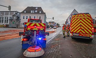 Eine größere Ölspur auf den Straßen in Heepen hat der Feuerwehr am Freitagnachmittag so einige Arbeit bereitet. - Sarah Jonek