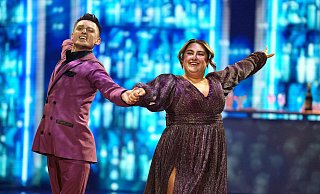 "Selfiesandra" und Zsolt Sándor Cseke reißen Jury und Publikum mit. Ihr Wiener Walzer ist nahezuperfekt. Der Lohn ist Rang 2. - Show 2 -Disco meets Rock