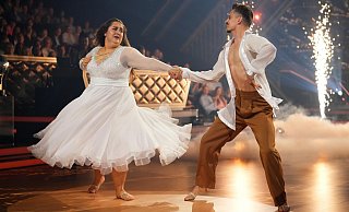 Die Bielefelderin "Selfiesandra" und Zsolt Sándor Cseke tanzen bei den "Magic Moments" einen Freestyle. - Foto: RTL / Stefan Gregorowius