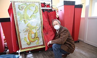 Die Kulissen für ein chinesisches Restaurant, das Michael Gronau für eine Küchenfirma in Hiddenhausen angefertigt hat, gehören auch zu seinem Bestand. - Elke Niedringhaus-Haasper