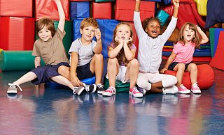 Was der Sportunterrricht Ihrer Schulzeit mit der Kommunalwahl zu tun hat. - Robert Kneschke - stock.adobe.com