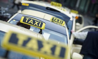 Ein Bünder Taxiunternehmen bietet jetzt auch Kartenzahlung an. - dpa