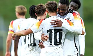 U20-Nationalspieler Ilyas Ansah (vorne r.) umarmt seinen Teamkollegen Tim Bischof, der soeben das 4:0 gegen Ghana erzielt hat. - picture alliance / Maximilian Koch