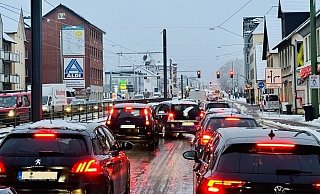 Auf der Artur-Ladebeck-Straße in Bielefeld kommt man wegen des Schnees zum Teil nur in Schrittgeschwindigkeit voran. - Stefan Becker Auf der Artur-Ladebeck-Straße in Bielefeld kommt man wegen des Schnees zum Teil nur in Schrittgeschwindigkeit voran. - Stefan Becker