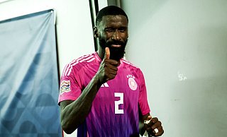 Daumen hoch nach dem Bosnien-Spiel: Antonio Rüdiger. - Christian Charisius/dpa