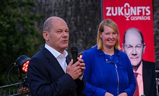 Olaf Scholz, damals noch Kanzlerkandidat, 2020 mit Wiebke Esdar auf der Sparrenburg. - Andreas Zobe