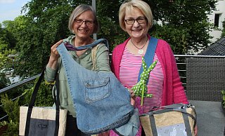 Antja Adam (v.l.) und Barbara Firus nähen sich ihre Handtaschen selbst. - Anastasia von Fugler