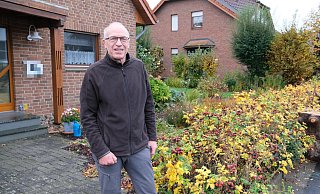 Gerald Hönerhoff vor seinem Haus auf der Lohe. Im Vorgarten wäre Platz für die Erdsonden für eine nachhaltige Heizungsanlage gewesen. Doch die Bohrung hat der Kreis abgelehnt. - Nicole Bliesener