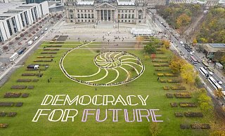 Der Bürgerrat hat sich vorm Reichstagsgebäude in Berlin als Schnecke formiert.  - Bürgerrat Demokratie