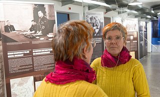 Raphaela Kula in der Ausstellung. Die zerbrochenen Spiegel sind Teil ihrer Installation und sollen die Betrachter dazu anregen, eine Haltung zu den auf den Infotafeln dargestellten Verbrechen zu entwickeln. - Ralf Bittner