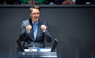 Gesundheitsminister Karl Lauterbach rechnet ab 2026 mit stabilen Krankenkassenbeiträgen. (Archivbild) - Bernd von Jutrczenka/dpa