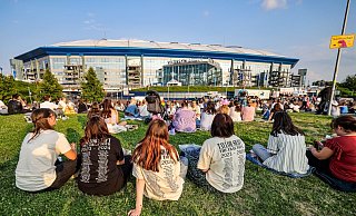 Hunderte Fans verfolgten das Konzert vor dem Stadion. - Christoph Reichwein/dpa
