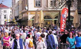 Viel los ist in der Altstadt beim Verkaufsoffenen Sonntag. - Oliver Krato