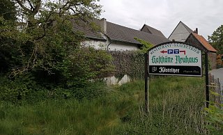 Den weißen Anbau der Gaststätte Neuhaus hat ein Investor vor zwei Jahren gekauft. Dort soll ein Neubau mit Wohnungen und Arztpraxen entstehen. - Marion Pokorra-Brockschmidt