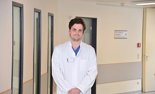 Mediziner Markus Buchholz ist nach überstandener Krankheit wieder im Dienst. Aktuell arbeitet der 32-Jährige als Assistenzarzt im Evangelischen Klinikum Bethel. - Manuel Bünemann (EvKB)