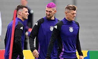 Robert Andrich hat sich die Haare pink gefärbt. - Federico Gambarini/dpa