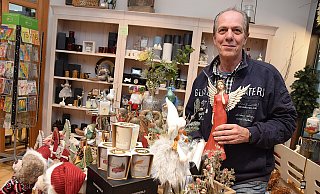 Klaus Lenze ist mit seinem Sortiment seit 18 Jahren Anlaufpunkt für viele Kunden. Aktuell befinden sich, passend zur heranrückenden Weihnachtszeit, insbesondere Engel und andere Dekoartikel für das Fest im Geschäft. - Karin Prignitz