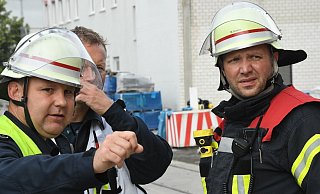 Stadtbrandinspektor Christian Kottmann (l.) und sein Stellvertreter Matthias Goerke (r.) im Einsatz. - Andreas Eickhoff