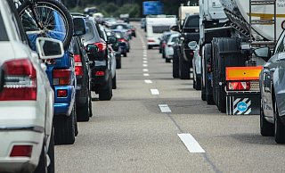 Ein Kleintransporter stand auf der A2 in Vollbrand. - (Symbolbild): Pixabay