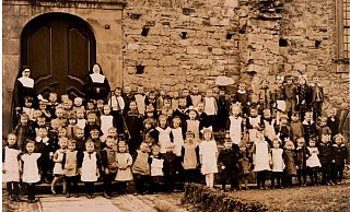 Vor 100 Jahren wurden um die 70 Kinder von nur zwei Salvatorianerinnen in einem Raum im damaligen Jesuitenkolleg in Büren, dem heutigen Mauritiusgymnasium, betreut. Damals wurde ein Kindergarten noch Kinderbewahranstalt genannt. - Archiv Kita St. Josef Vor 100 Jahren wurden um die 70 Kinder von nur zwei Salvatorianerinnen in einem Raum im damaligen Jesuitenkolleg in Büren, dem heutigen Mauritiusgymnasium, betreut. Damals wurde ein Kindergarten noch Kinderbewahranstalt genannt. - Archiv Kita St. Josef