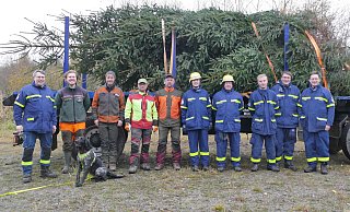Über das gut verschnürte Weihnachtsbaumpaket freuen sich Zugführer Gerd Sailer (v. l.), Förster David Rinke, Forstunternehmer Christian Lange, Forstwirtschaftsmeister Winfried Kröger und Forstwirt Sascha Schenk, Nico Heitmann, Carsten Meißner, Hendrik Schachten, Simon Keßler (THW Paderborn) und Sascha Meyer (THW Arnsberg). - Stefan Befeld Wald und Holz